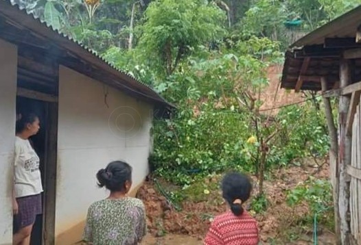 Hanya Sebulan, Banyak Bencana Longsor Terjadi di Trenggalek, Ini yang Paling Parah 3 Dinding rumah Sukidi tertimpa tanah longsor