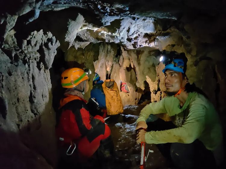 Kisah Jhe Mukti, Aktivis Tolak Tambang Emas dengan Gagasan Ekonomi Berkelanjutan 5 Jhe Mukti (kanan) saat melakukan penataan karst di goa bawah tanah