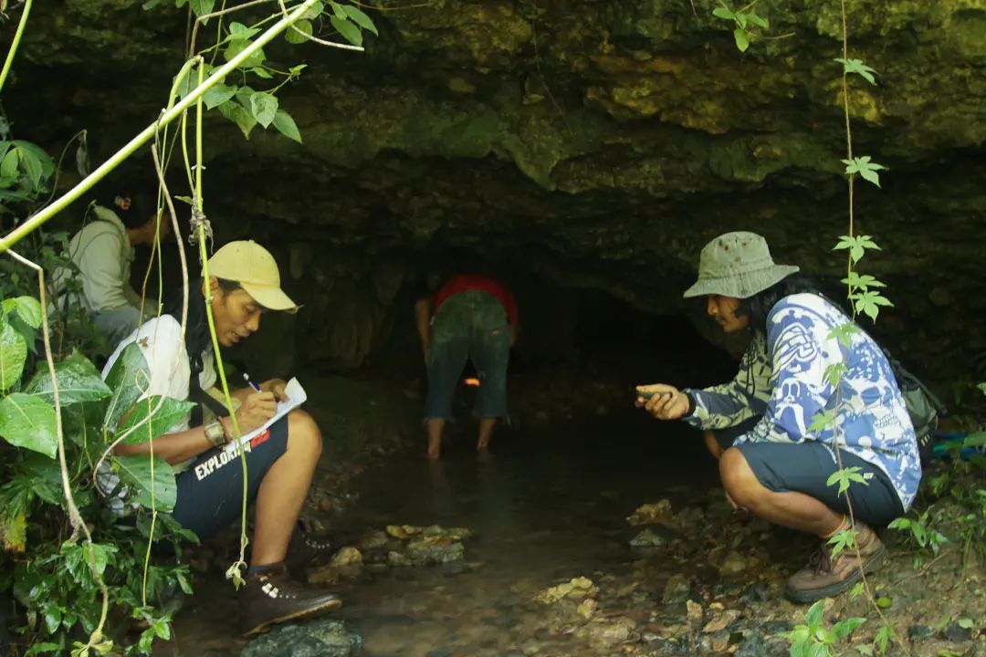 Jhe Mukti Aktivis dari Panggul, Gagasannya Diakui Internasional tapi Diabaikan Pemkab Trenggalek 1 Jhe Mukti (kiri) saat pendataan sumber mata air