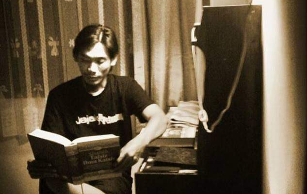 Kisah Jhe Mukti, Aktivis Tolak Tambang Emas dengan Gagasan Ekonomi Berkelanjutan 4 Jhe Mukti sedang membaca Kitab Tafsir Ibnu Katsir di Bulan Ramadhan 2014