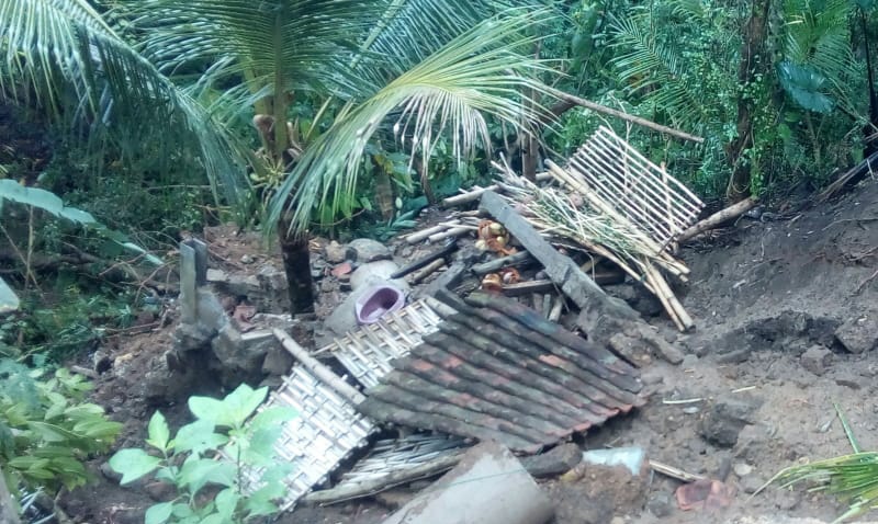 Toilet Milik Warga Kecamatan Tugu Trenggalek Rusak Akibat Tanah Longsor 1 Kandang kambing yang rusak terbawa longsor