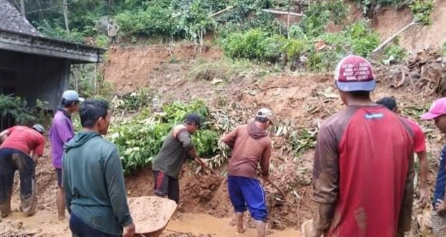 Dinding Rumah Warga Panggul Jebol Akibat Tanah Longsor 1 Kerja bakti membersihkan tanah longsor di Panggul Trenggalek