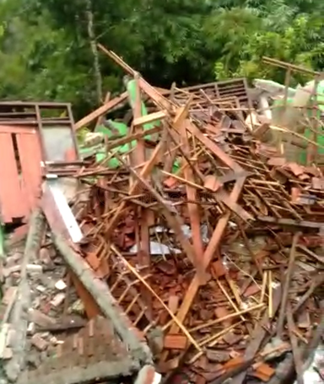 Satu Ruangan Sekolah di Trenggalek Ambruk, Diduga Akibat Hujan Deras dan Tanah Longsor 1 Kondisi ruangan SD-SMP Satu Atap di Desa Ngadimulyo yang ambruk