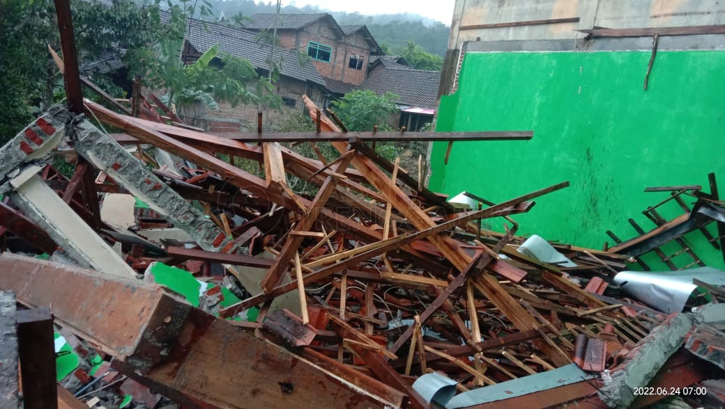 Tanah Longsor, Bangunan Sekolah di Trenggalek Roboh 2 Kondisi ruangan sekolah di Trenggalek roboh