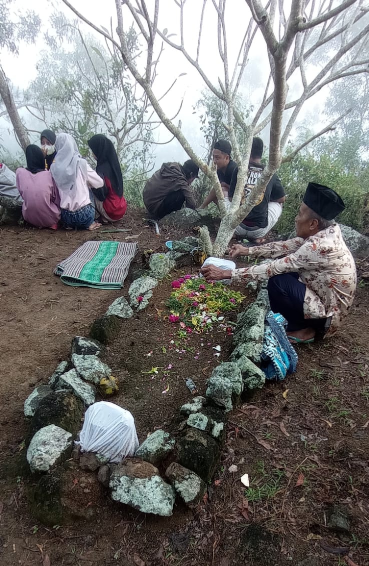 Rangkaian Bersih Desa, Ratusan Warga Ngadirenggo Nyadran ke Puncak Gunung Kebo Trenggalek 2 Makam Mbah Dumbo, sesepuh warga Desa Ngadirenggo, Kecamatan Pogalan, Kabupaten Trenggalek
