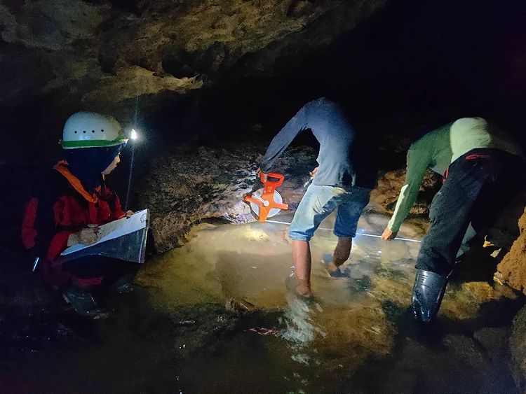 Jhe Mukti Aktivis dari Panggul, Gagasannya Diakui Internasional tapi Diabaikan Pemkab Trenggalek 3 Menghitung debit dan pemetaan potensi sungai bawah tanah