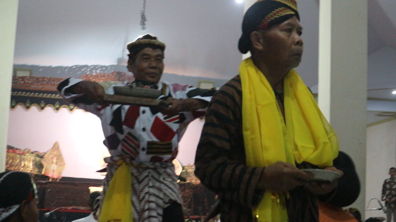 Mengintip Lebih Dekat Pementasan Budaya Sinongkelan Desa Prambon Trenggalek 1 Pemeran Kanjeng Sinongkel memakai baju putih compang-camping