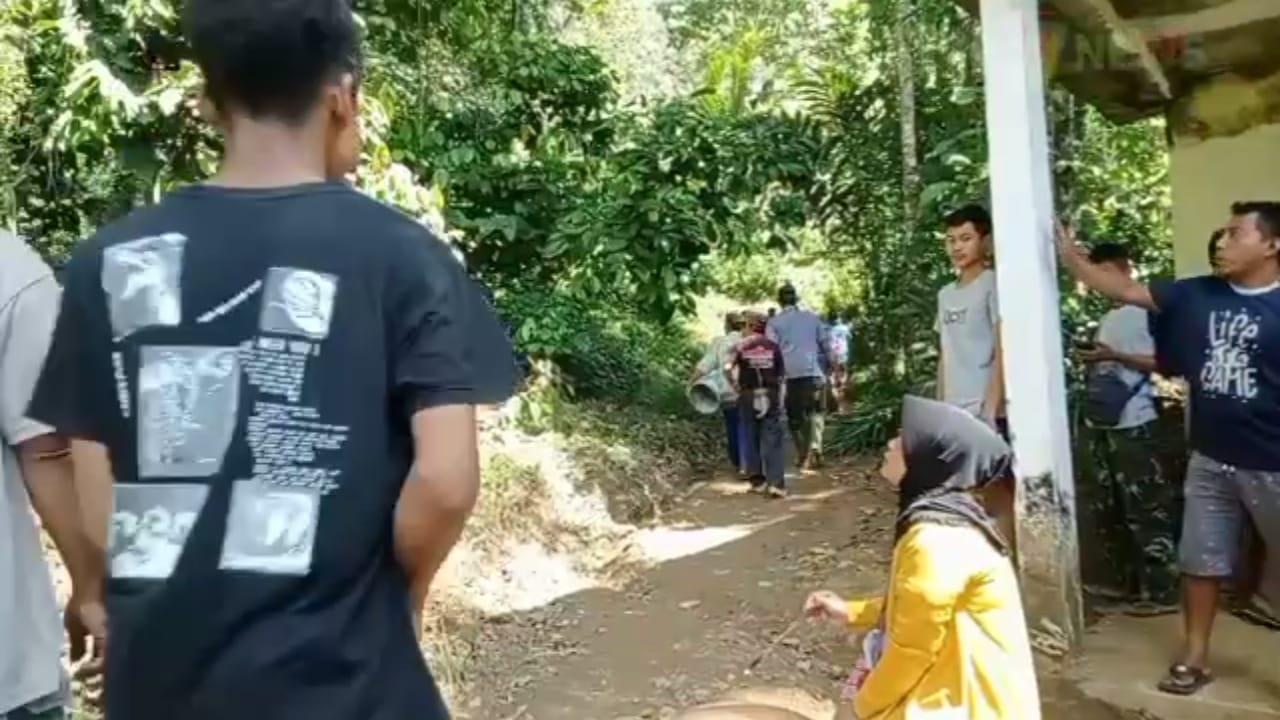 Pencarian anggota TNI hilang oleh warga Desa Bogoran