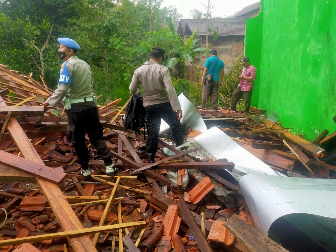 Satu Ruangan Sekolah di Trenggalek Ambruk, Diduga Akibat Hujan Deras dan Tanah Longsor 2 Pihak Polsek Kampak sedang di lokasi SD-SMP Satu Atap yang ambruk