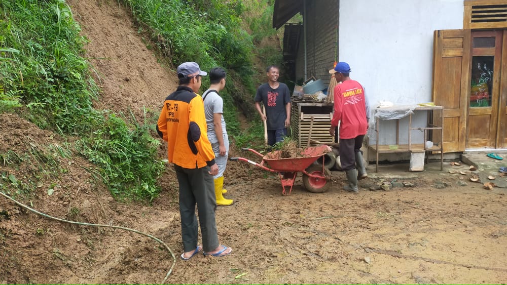 Toilet Milik Warga Kecamatan Tugu Trenggalek Rusak Akibat Tanah Longsor 2 Proses pembersihan material tanah longsor