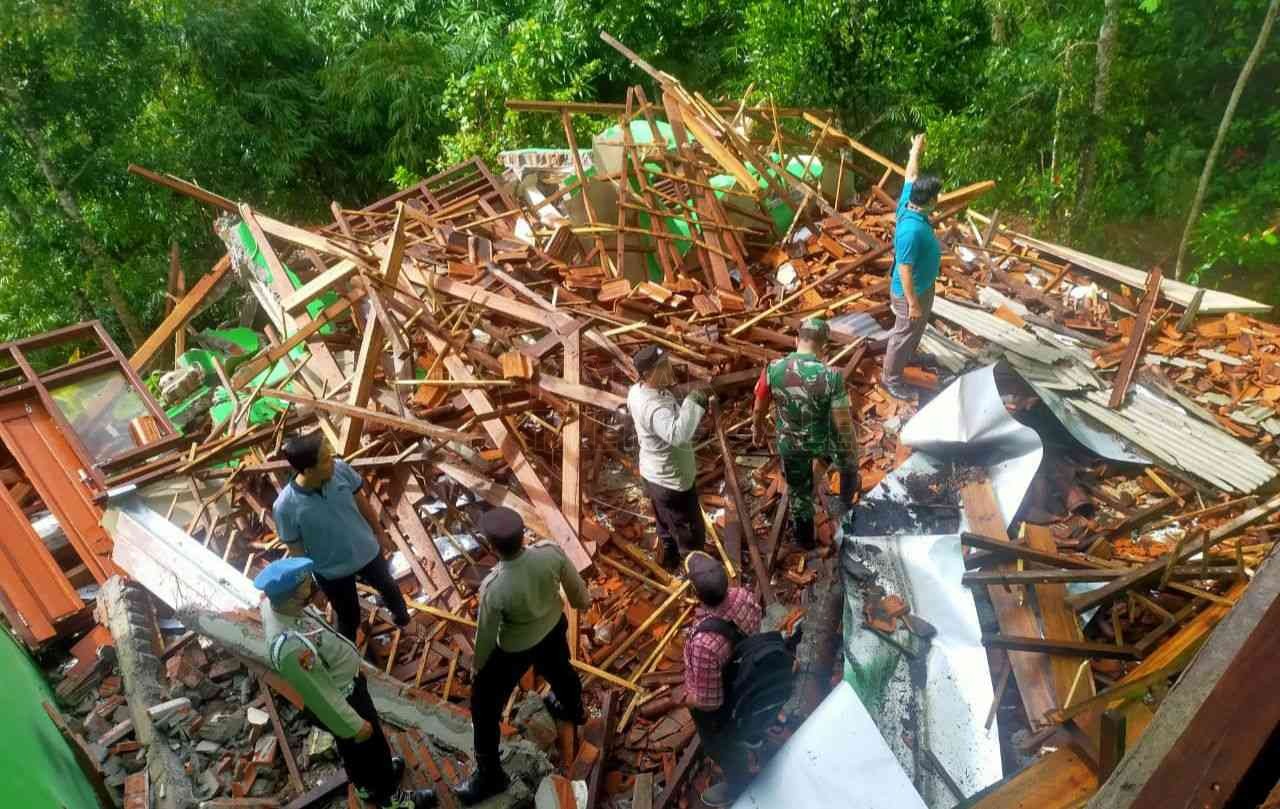 Bangunan Sekolah Ambruk dan Rawan Longsor, Pelajar Kampak Ngungsi di Bekas Pasar 1 Bangunan sekolah di Trenggalek roboh