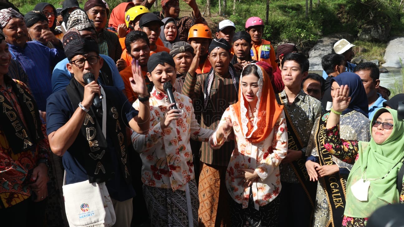 Keceriaan Novita Hardini Mainkan Lesung di Desa Wisata Pandean Trenggalek 1 Sandiaga Uno memberikan sambutan saat mengunjungi Desa Wisata Pandean, Kecamatan Dongko, Kabupaten Trenggalek