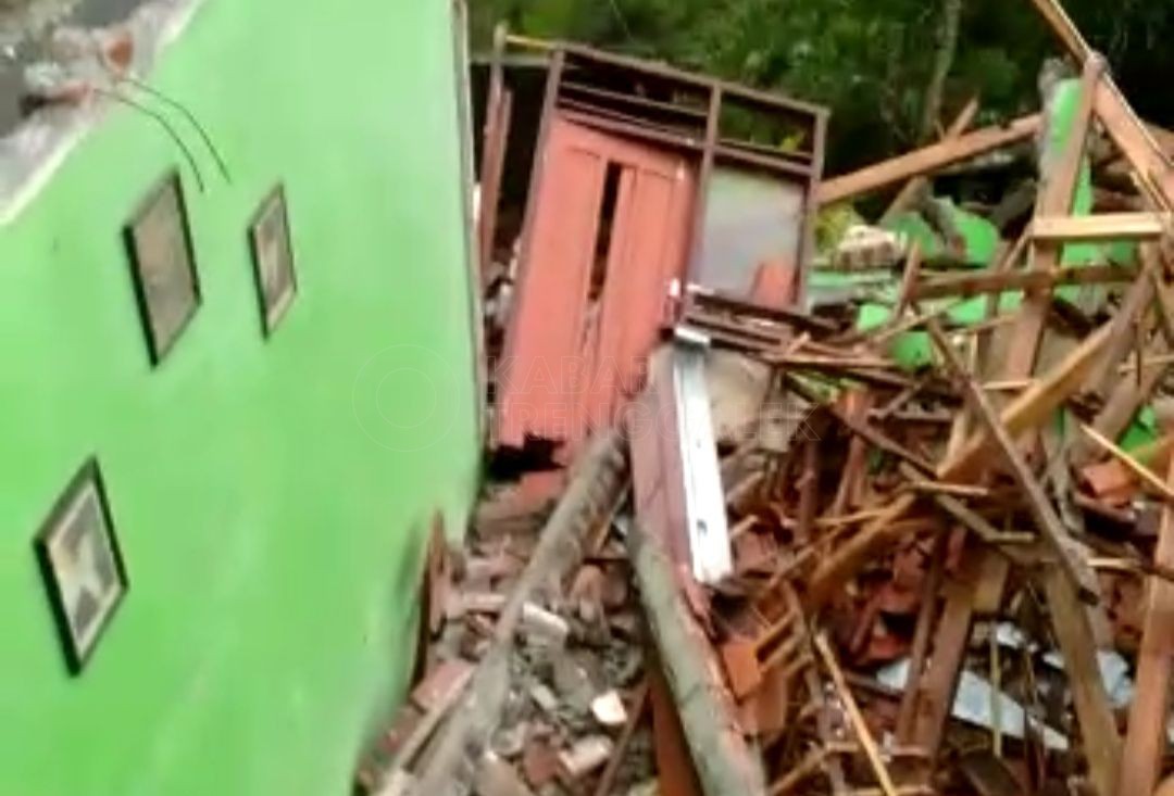 Satu ruangan sekolah di Trenggalek ambruk