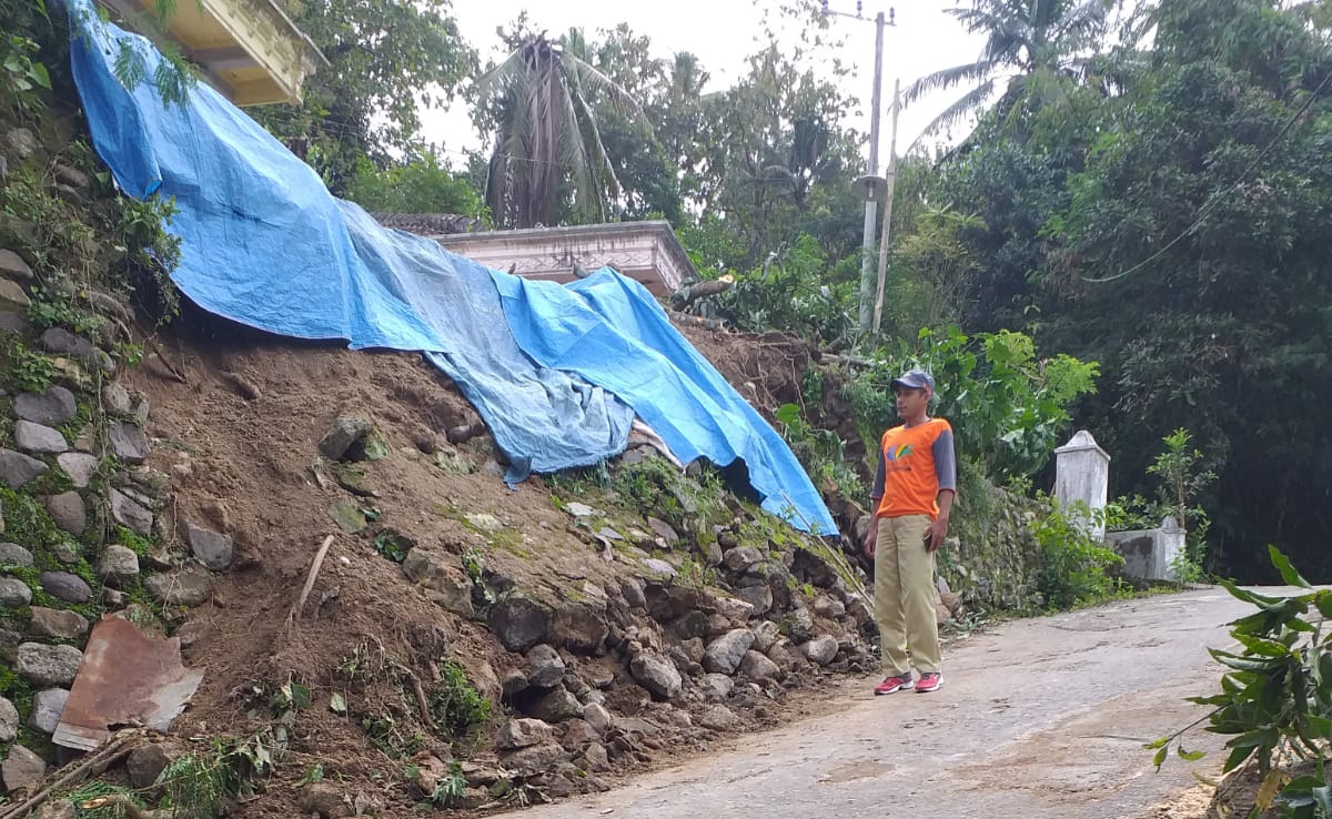 Tanah Longsor di Trenggalek, Tembok Penahan Tebing dan Rumah Warga Ambrol 2 Sebagian jalan penghubung Trenggalek Ponorogo tertutup