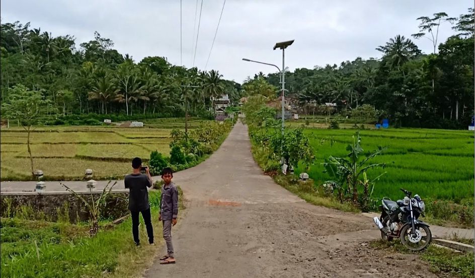 Empat Sumber Mata Air Terbesar di Desa Timahan Terancam Hilang oleh Tambang Emas PT SMN 3 Suasana Desa Timahan, Kecamatan Kampak, Kabupaten Trenggalek, yang asri dengan lahan pertanian