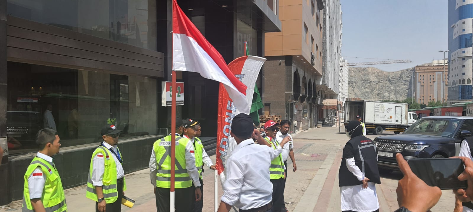 Inilah Foto-Foto Fasilitas Kamar Hotel Jemaah Haji di Makkah 1 Suasana di depan hotel jemaah haji di Makkah
