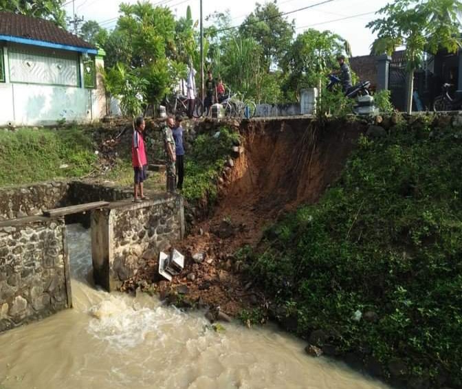 Hujan Deras di Trenggalek Sebabkan Plengsengan Longsor, Rugi 50 Juta 1 Tanah longsor di Desa Tumpuk, Kecamatan Tugu, Trenggalek, akibat hujan deras