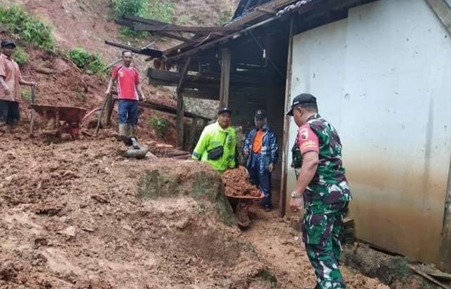 Tiga Rumah Warga Ngadimulyo Kampak Tertimpa Tanah Longsor 2 Tanah longsor menimpa rumah Bapak Pait, Desa Ngadimulyo