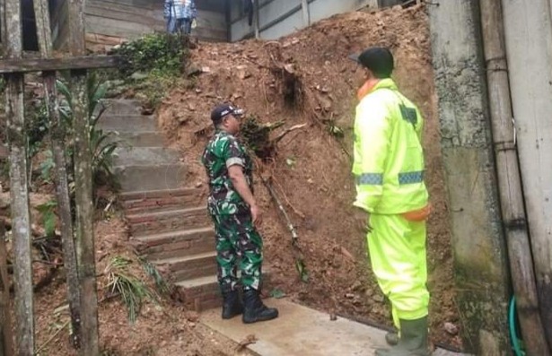 Tiga Rumah Warga Ngadimulyo Kampak Tertimpa Tanah Longsor 1 Tanah longsor menimpa rumah Bapak Tri, Desa Ngadimulyo