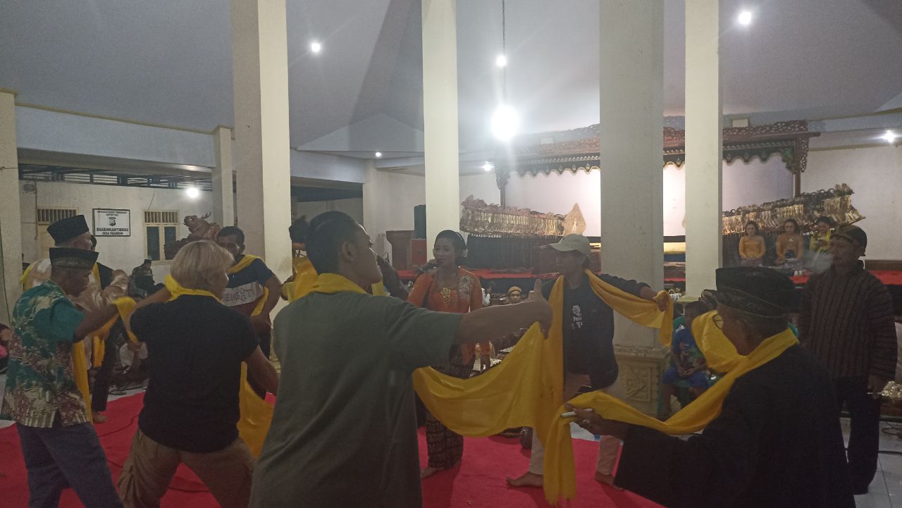 Ramainya Pagelaran Sinongkelan, Warisan Budaya Tak Benda Indonesia dari Desa Prambon Trenggalek 2 Tayuban setelah Upacara Adat Sinongkelan di Desa Prambon