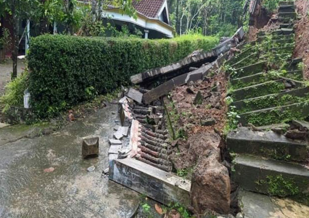 Tanah Longsor di Trenggalek, Tembok Penahan Tebing dan Rumah Warga Ambrol 1 Tembok penahan tebing yang longsor, akibatkan jalan antar desa di Trenggalek tertutup