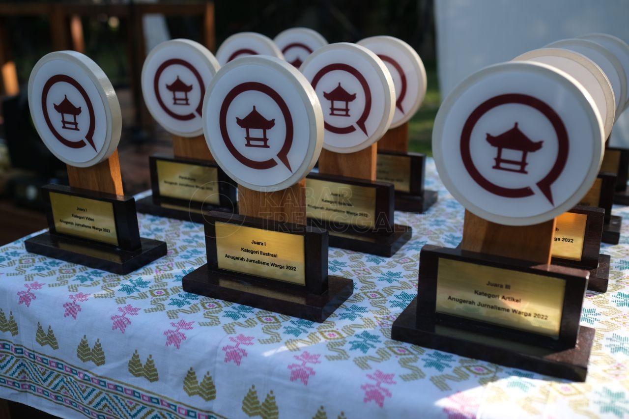 Mahasiswa STKIP PGRI Trenggalek Raih Juara 3 Nasional Lomba Video pada Anugerah Jurnalisme Warga 2022 1 Tropi para juara lomba Anugerah Jurnalisme Warga 2022