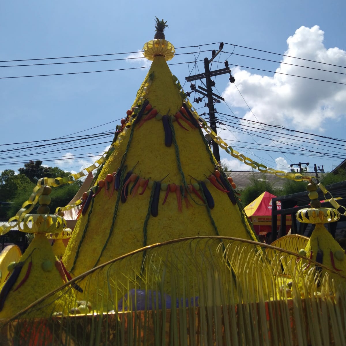 Meriahnya Labuh Laut Larung Sembonyo di Pantai Prigi Trenggalek 1 Tumpeng agung dalam Labuh Laut Larung Sembonyo