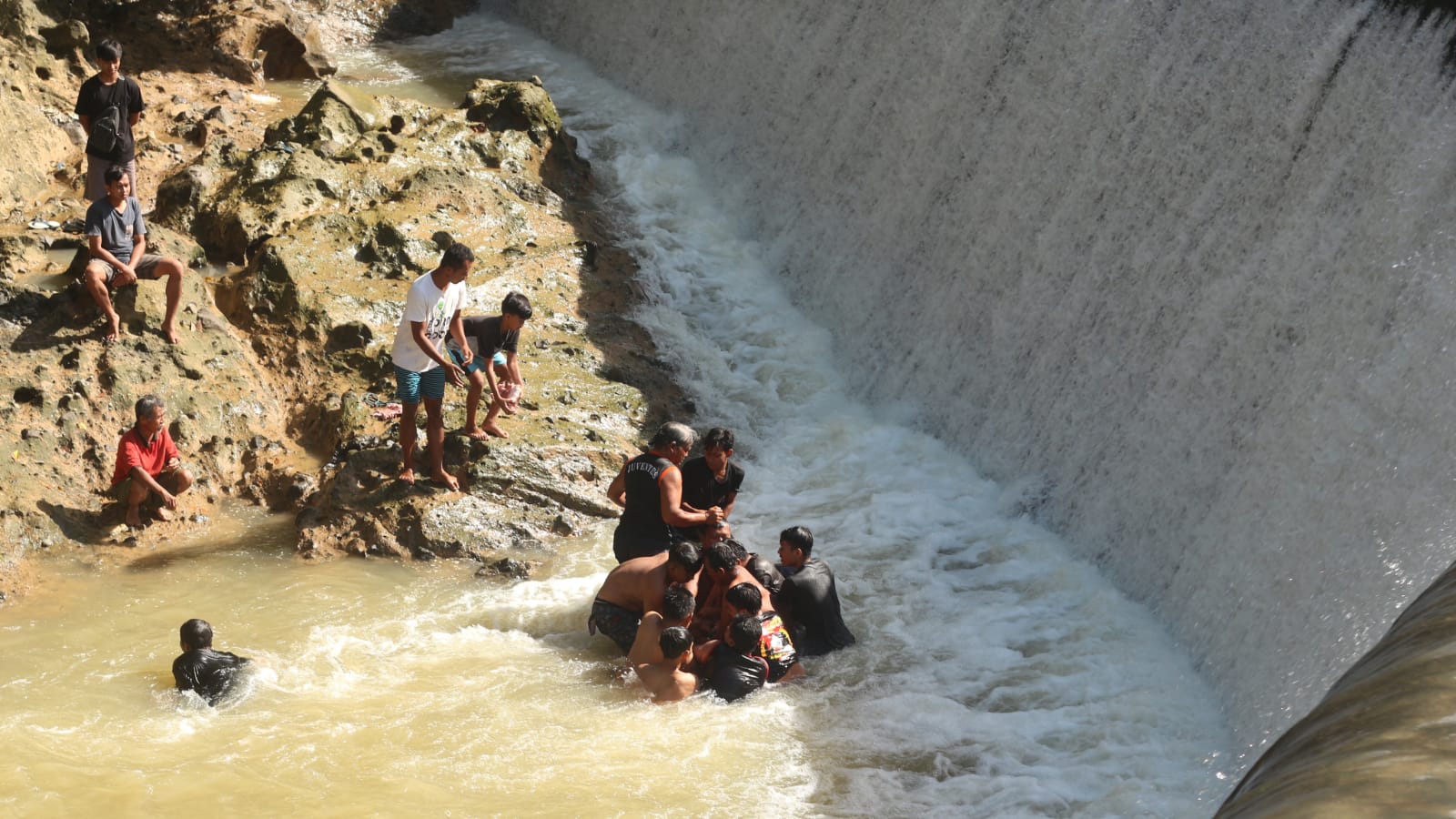 Wujud Syukur, Petani Trenggalek Larung Kepala Kerbau di Dam Bagong 2 Warga Kelurahan Ngantru berebut larungan kepala kerbau