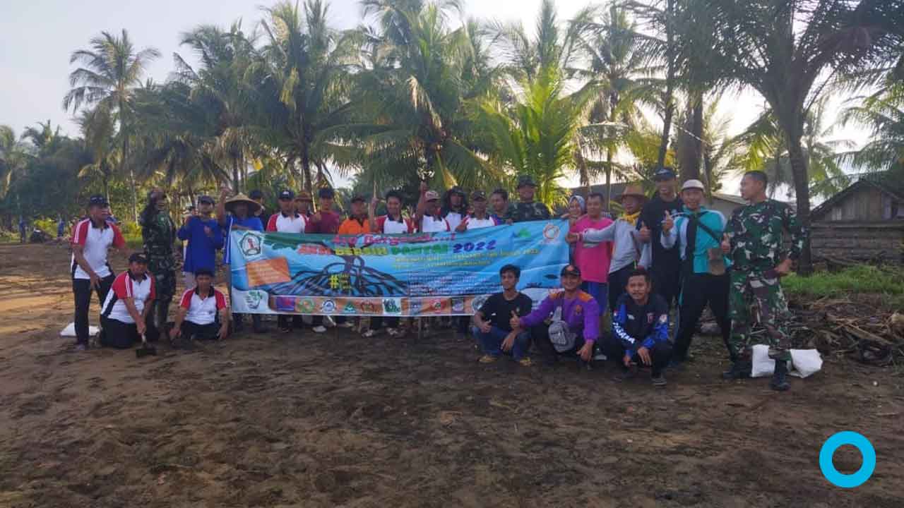 'Pemerintah Abai Sampah' Komunitas Sumbreng Raya Beraksi Bersih Sampah di Pantai Blado 3 bersih pantai blado munjungan