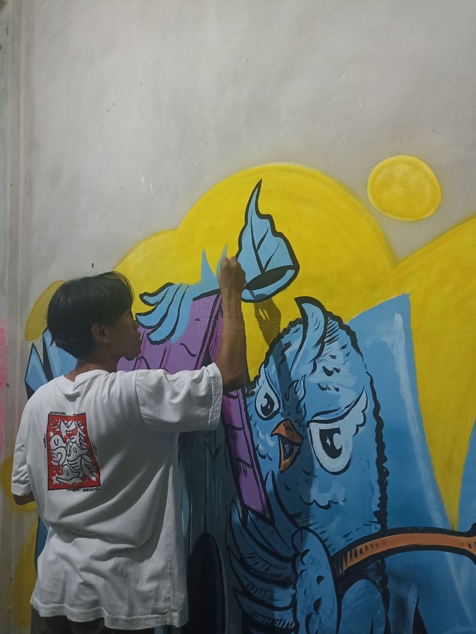 Tak Sekedar Coretan, Wall Wull Street Ciptakan Karya Seni untuk Eksistensi Pemuda Trenggalek 12 Aji sedang proses menyelesaikan gambarnya