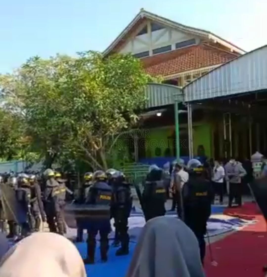 Geger Gedhen, Ratusan Aparat Polda Jatim Geruduk Pondok Pesantren Shiddiqiyyah Incar DPO Subchi 3 Aparat gabungan Polda Jawa Timur menerobos ke Shiddqiyyah