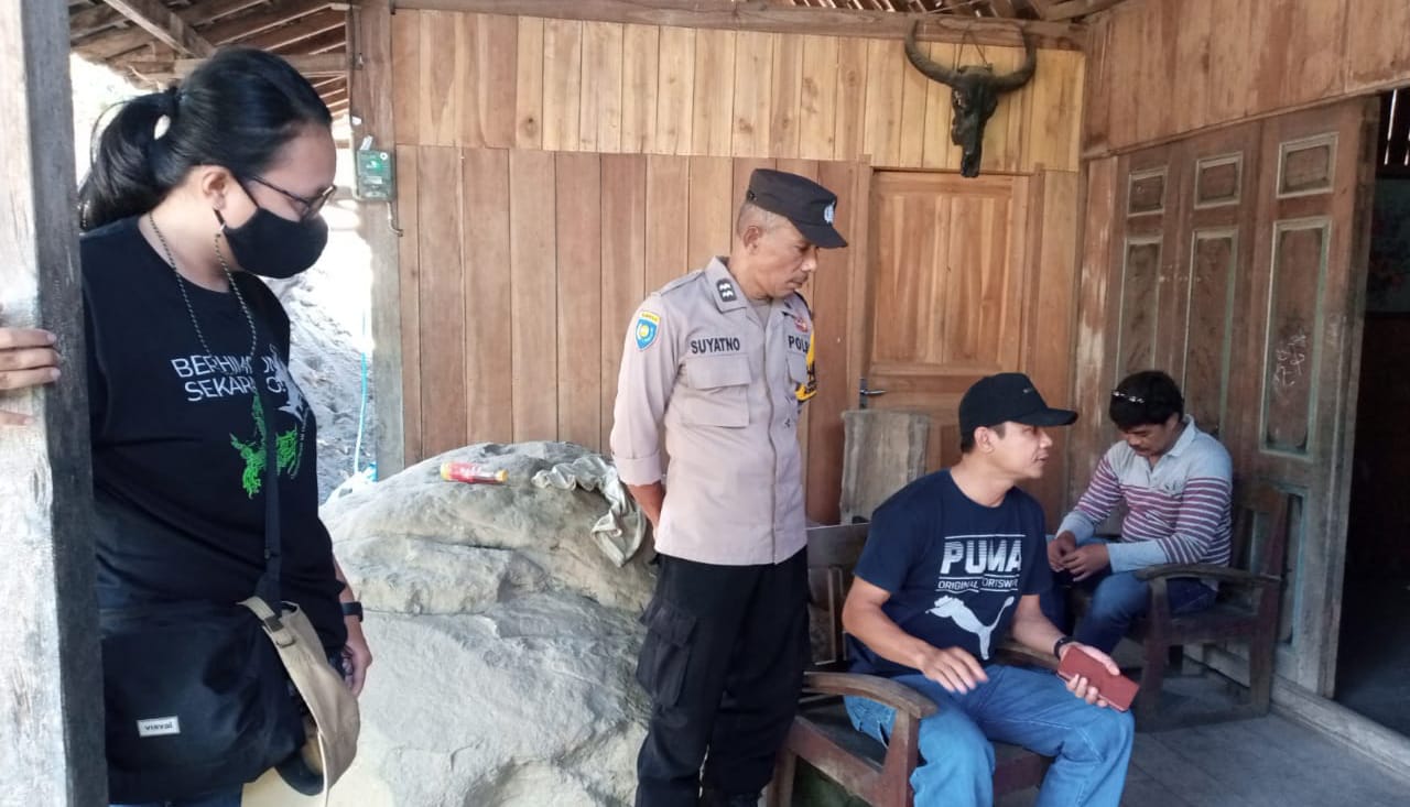 Sambut DPR RI dengan Poster Tolak Tambang, Aksi Warga Desa Penawangan Semarang Dibubarkan Paksa 2 Aparat negara yang membubarkan paksa aksi Warga Penawangan