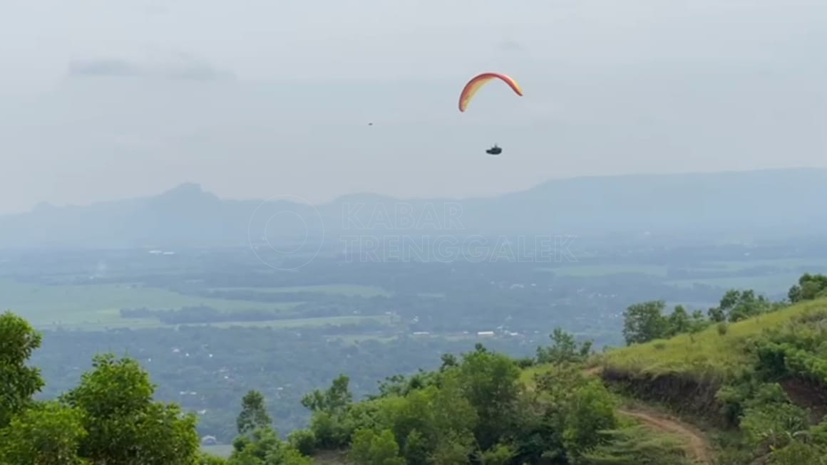 Atlet Paralayang Indonesia sedang terbang melintasi langit