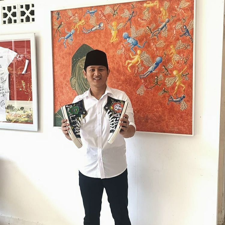 Tak Sekedar Coretan, Wall Wull Street Ciptakan Karya Seni untuk Eksistensi Pemuda Trenggalek 13 Bupati Trenggalek, Arifin, memegang sepatu yang digambar Aji