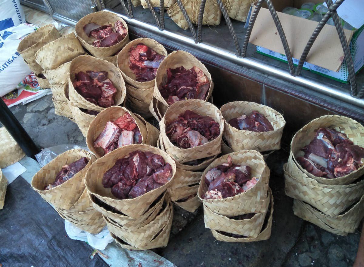 4.100 Besek dari Trenggalek Didistribusikan ke Surabaya untuk Idul Adha Bebas Plastik 3 Daging kurban yang ditaruh di besek