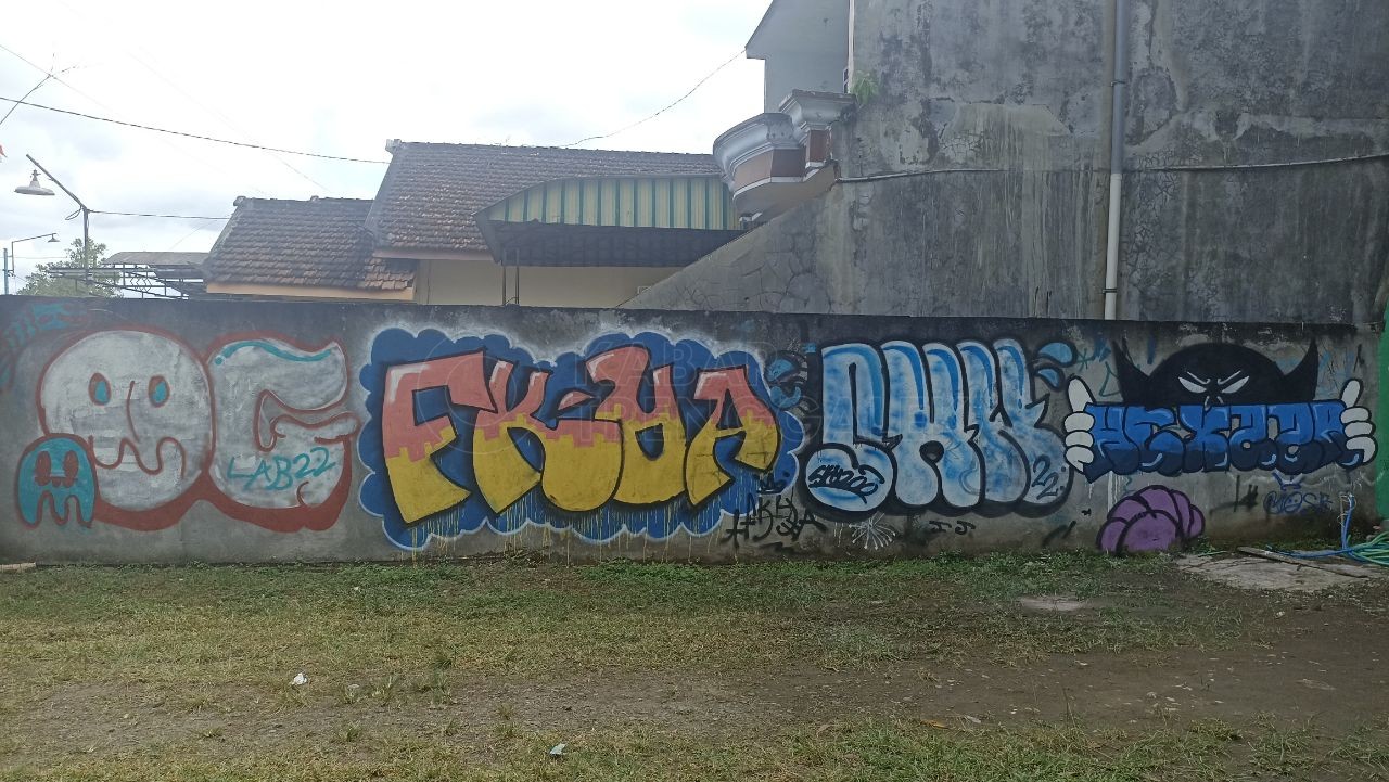 Tak Sekedar Coretan, Wall Wull Street Ciptakan Karya Seni untuk Eksistensi Pemuda Trenggalek 1 Dari kiri: OG LAB, FKYA, HEXZZR