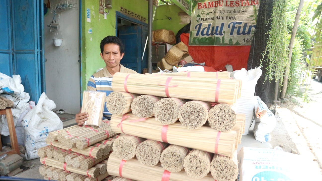 Herno Nurmanto Perajin Tusuk Sate Trenggalek, dari Buka Jasa hingga Jadi Bos 3 Herno Nurmanto bersama produk usaha tusuk satenya