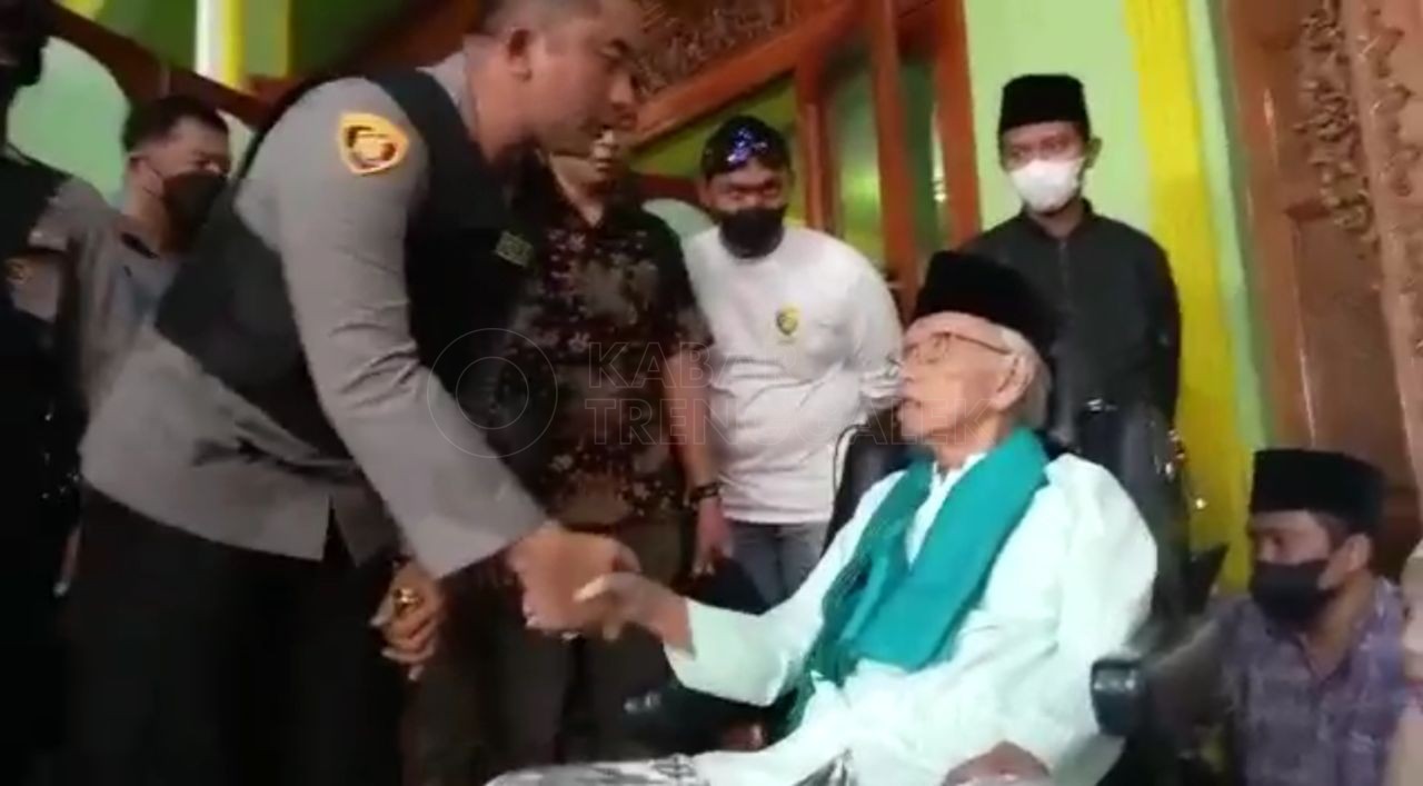 MSAT Belum Ditangkap, Aparat Gabungan Polda Jatim Duduki Ponpes Shiddiqiyyah Hingga Malam 1 Kapolres Jombang jabat tangan kiai Muchtar (ayah MSAT)