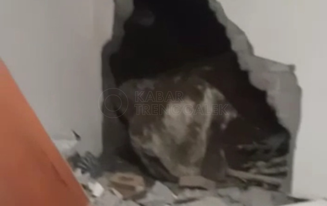 Desa Ngadimulyo Alami Tanah Longsor, Sebelumnya Pernah Dieksplorasi Tambang Emas PT SMN 1 Material tanah longsor menjebol dinding rumah warga Dusun Buluroto, Desa Ngadimulyo, Kecamatan Kampak, Kabupaten Trenggalek