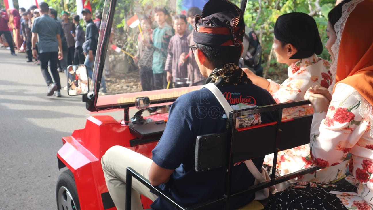 Sandiaga Uno Menteri Jokowi Jajal Mobil Listrik Buatan SMK Muhammadiyah Watulimo 2 Menteri Sandiaga Uno asyik mengendarai mobil listrik SMK Muhammadiyah Watulimo Trenggalek