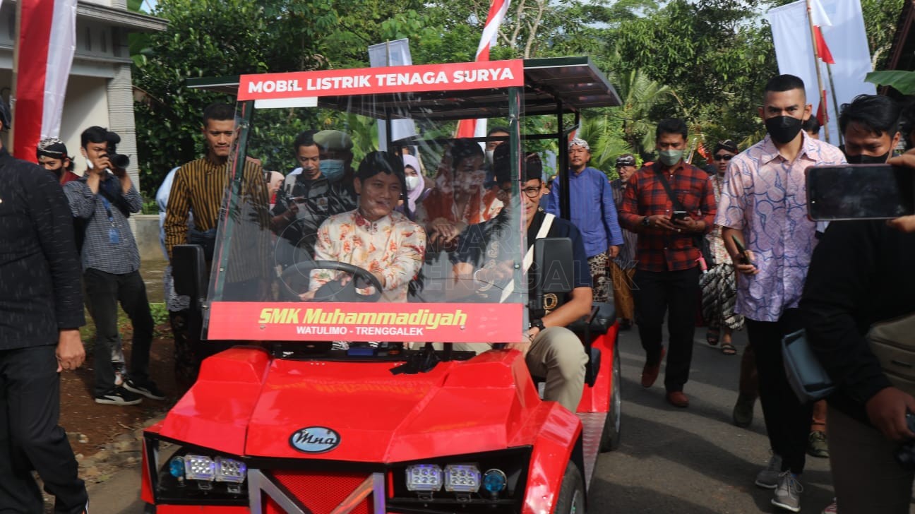 Sandiaga Uno Menteri Jokowi Jajal Mobil Listrik Buatan SMK Muhammadiyah Watulimo 3 Menteri Sandiaga Uno asyik mengendarai mobil listrik SMK Muhammadiyah Watulimo Trenggalek