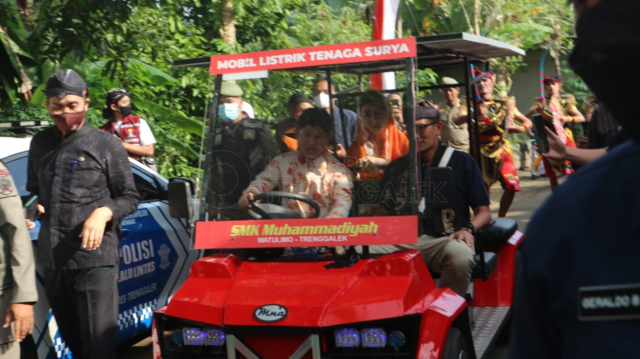 Sandiaga Uno Menteri Jokowi Jajal Mobil Listrik Buatan SMK Muhammadiyah Watulimo 1 Menteri Sandiaga Uno asyik mengendarai mobil listrik SMK Muhammadiyah Watulimo Trenggalek