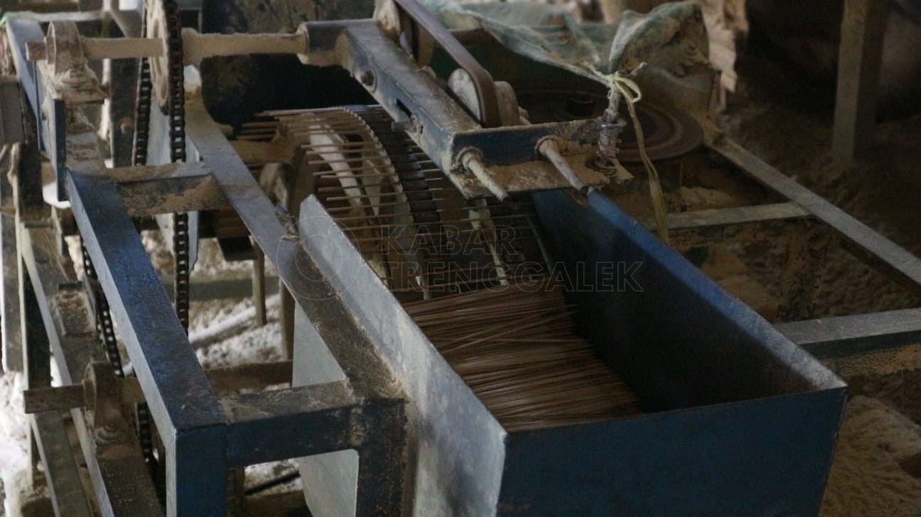 Herno Nurmanto Perajin Tusuk Sate Trenggalek, dari Buka Jasa hingga Jadi Bos 2 Mesin pembuat tusuk sate milik Herno Nurmanto