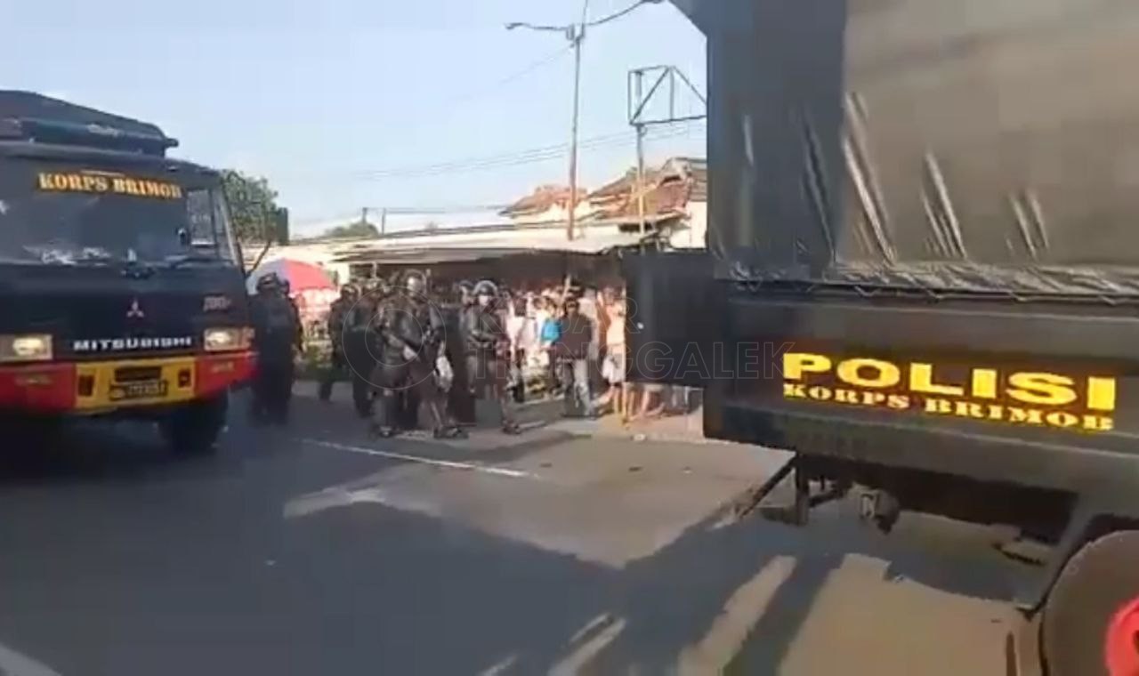 Geger Gedhen, Ratusan Aparat Polda Jatim Geruduk Pondok Pesantren Shiddiqiyyah Incar DPO Subchi 1 Mobil Korps Brimob Polda Jawa Timur terjun ke Shiddqiyyah