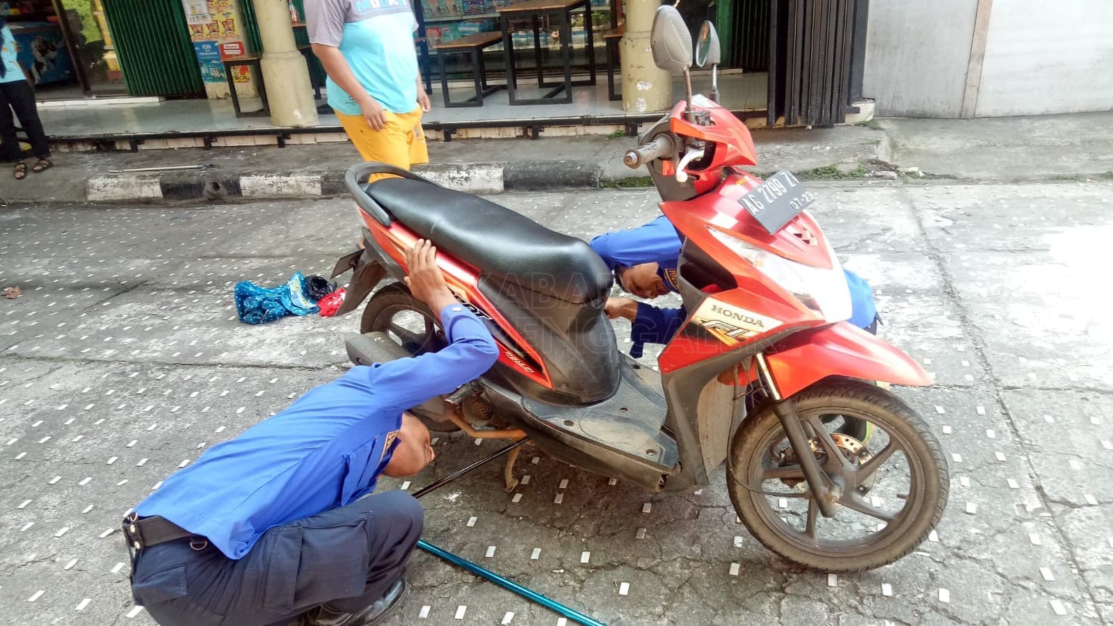 Detik Detik Damkar Trenggalek Evakuasi Ular Phyton Masuk dalam Dashboard Motor 1 Pemadam Kebakaran Trenggalek evakuasi ular phyton