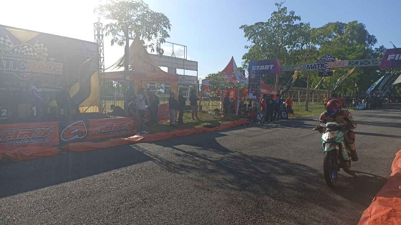 Serunya Matic Race Trenggalek, 800 Warga Nonton Balapan Motor di Stadion Menak Sopal 1 Pembalap Matic Race Trenggalek melewat garis finish