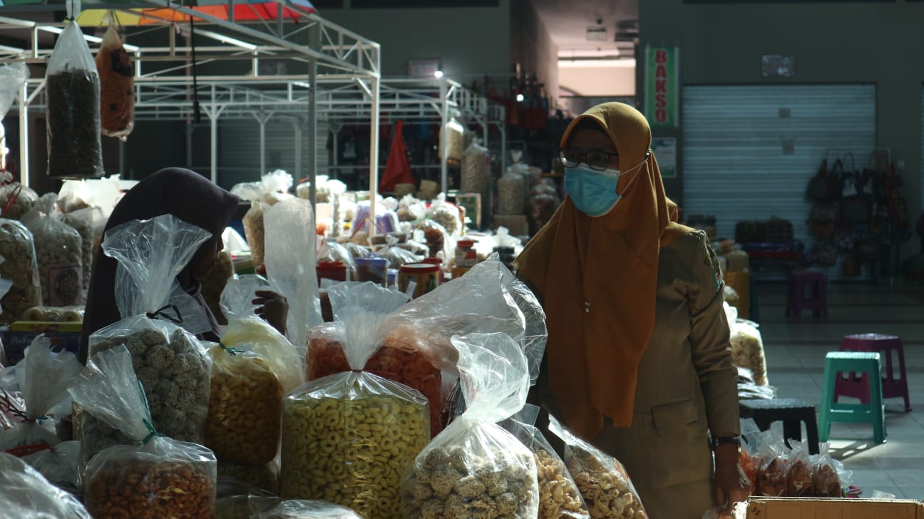 Suprihatin, Pedagang Pasar PON Trenggalek yang Tak Kenal Sepi Pembeli 1 Pembeli di Pasar PON Trenggalek