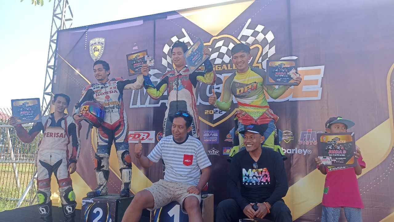 Serunya Matic Race Trenggalek, 800 Warga Nonton Balapan Motor di Stadion Menak Sopal 2 Pemenang lomba balapan motor Matic Race Trenggalek