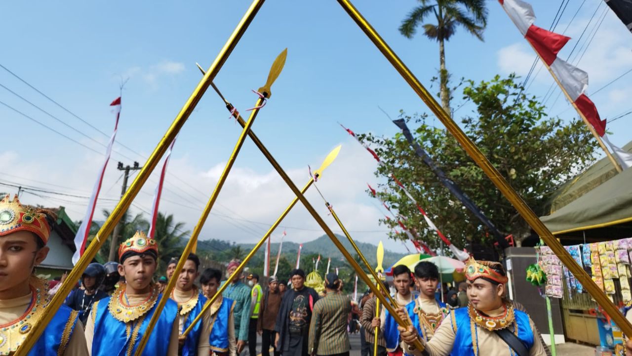 Geliat Budaya Ngitung Batih di Kecamatan Dongko Trenggalek 1 Pemuda memeriahkan arak-arakan dengan pakaian jaman kerajaan