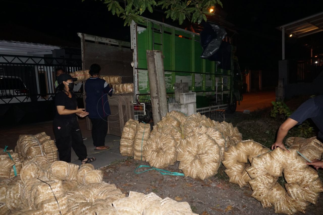 4.100 Besek dari Trenggalek Didistribusikan ke Surabaya untuk Idul Adha Bebas Plastik 2 Persiapan mengangkut besek ke Surabaya